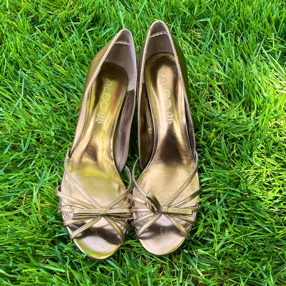 Selling a pair of Aldo heels. Size 39 or size 9. Colour is metallic bronze.